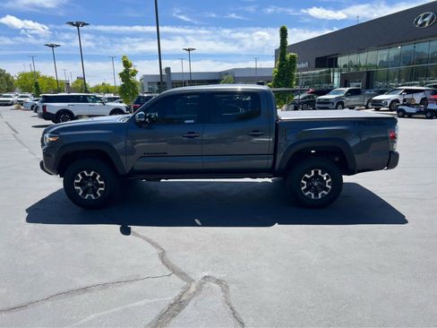 Used 2022 Toyota Tacoma TRD Off-Road w/ TRD Premium Off Road Package AWD/4WD image 12
