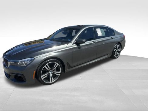 Used 2016 BMW 740i image 2