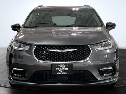 Used 2022 Chrysler Pacifica Touring-L FWD image 3