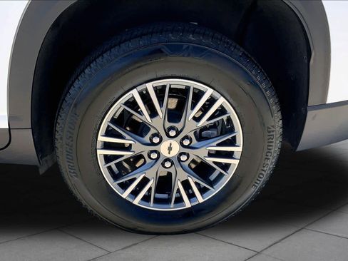 Used 2025 Chevrolet Traverse LT w/ LPO, Floor Liner Package FWD image 11