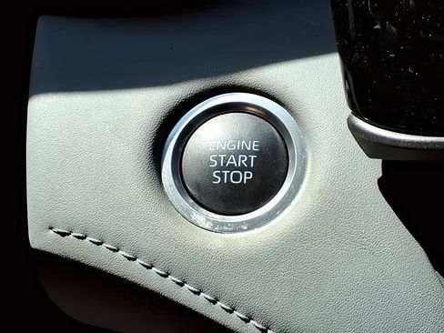 Used 2025 Toyota Highlander LE FWD image 23