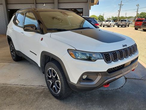 Used 2025 Jeep Compass Trailhawk AWD/4WD image 4