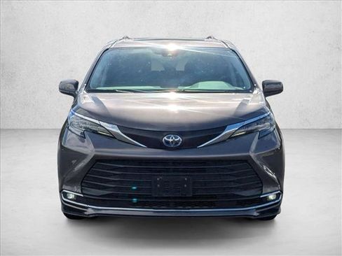 Used 2024 Toyota Sienna XLE image 2