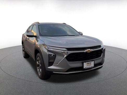 Used 2025 Chevrolet Trax LT FWD image 3
