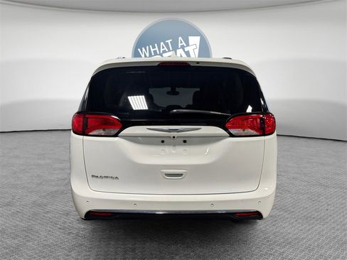 Used 2017 Chrysler Pacifica Touring-L image 5