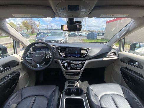 Used 2023 Chrysler Pacifica Touring-L image 31