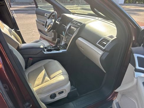 Used 2015 Ford Explorer XLT w/ Equipment Group 202B AWD/4WD image 45
