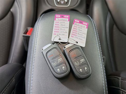 Used 2019 Jeep Cherokee Latitude Plus w/ Comfort/Convenience Group AWD/4WD image 38