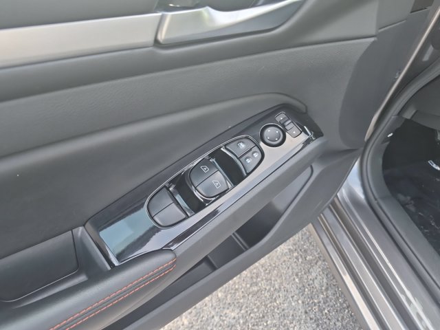 Used 2025 Nissan Altima 2.5 SR FWD image 13