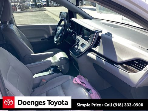 Used 2019 Toyota Sienna XLE w/ XLE Navigation Package image 8