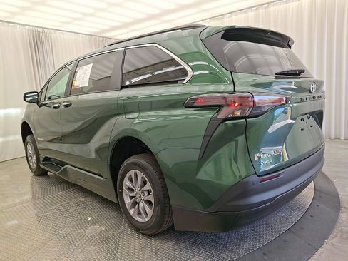 Used 2026 Toyota Sienna XLE FWD image 22