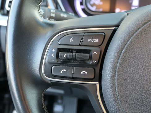 Used 2022 Kia Niro LXS image 16