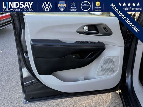 Used 2023 Chrysler Pacifica Touring-L image 8