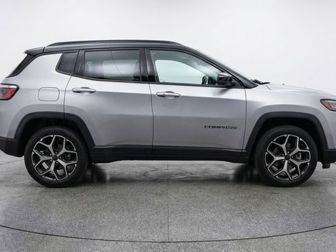 Used 2025 Jeep Compass Limited image 11