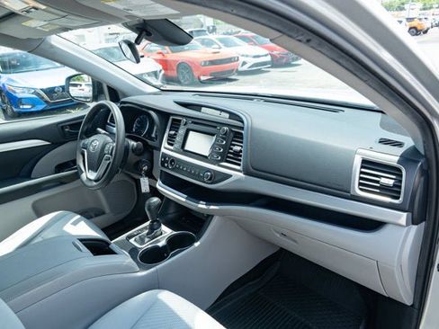 Used 2019 Toyota Highlander LE FWD image 37