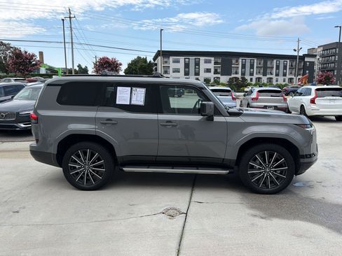 Used 2024 Lexus GX 550 w/ Accessory Package (2T) AWD/4WD image 8