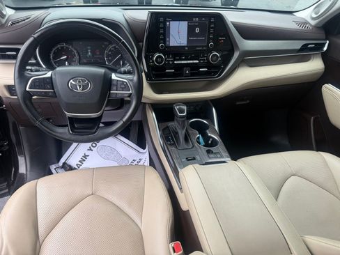 Used 2022 Toyota Highlander Limited FWD image 17