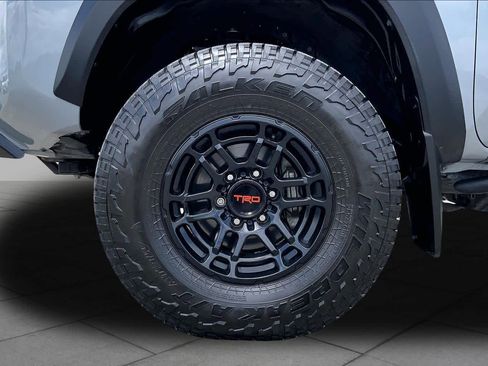 Used 2021 Toyota Tacoma TRD Off-Road w/ TRD Premium Off Road Package AWD/4WD image 11