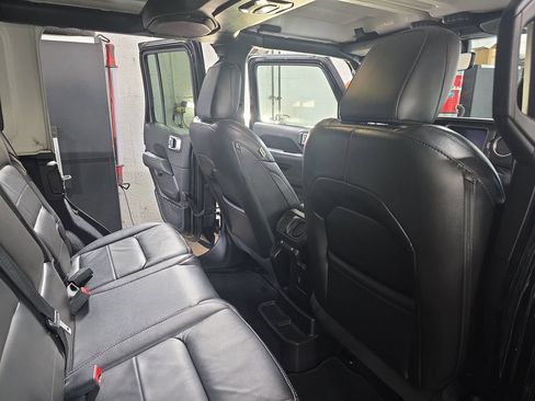Used 2021 Jeep Wrangler Unlimited Sahara AWD/4WD image 11