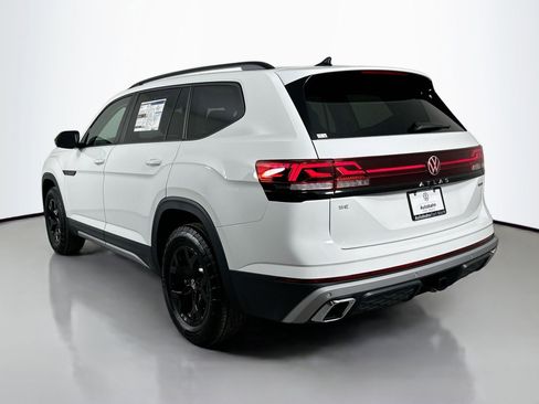 New 2025 Volkswagen Atlas Peak Edition SE image 4