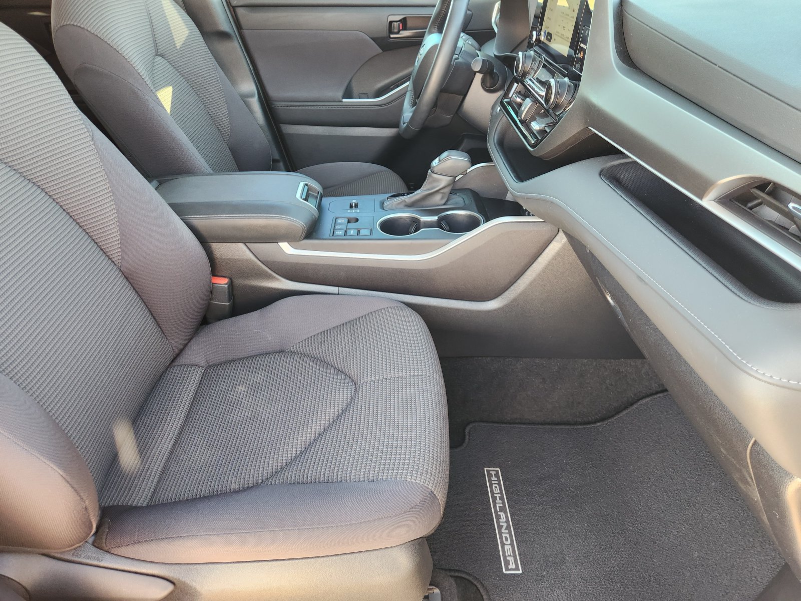 Used 2024 Toyota Highlander LE FWD image 17