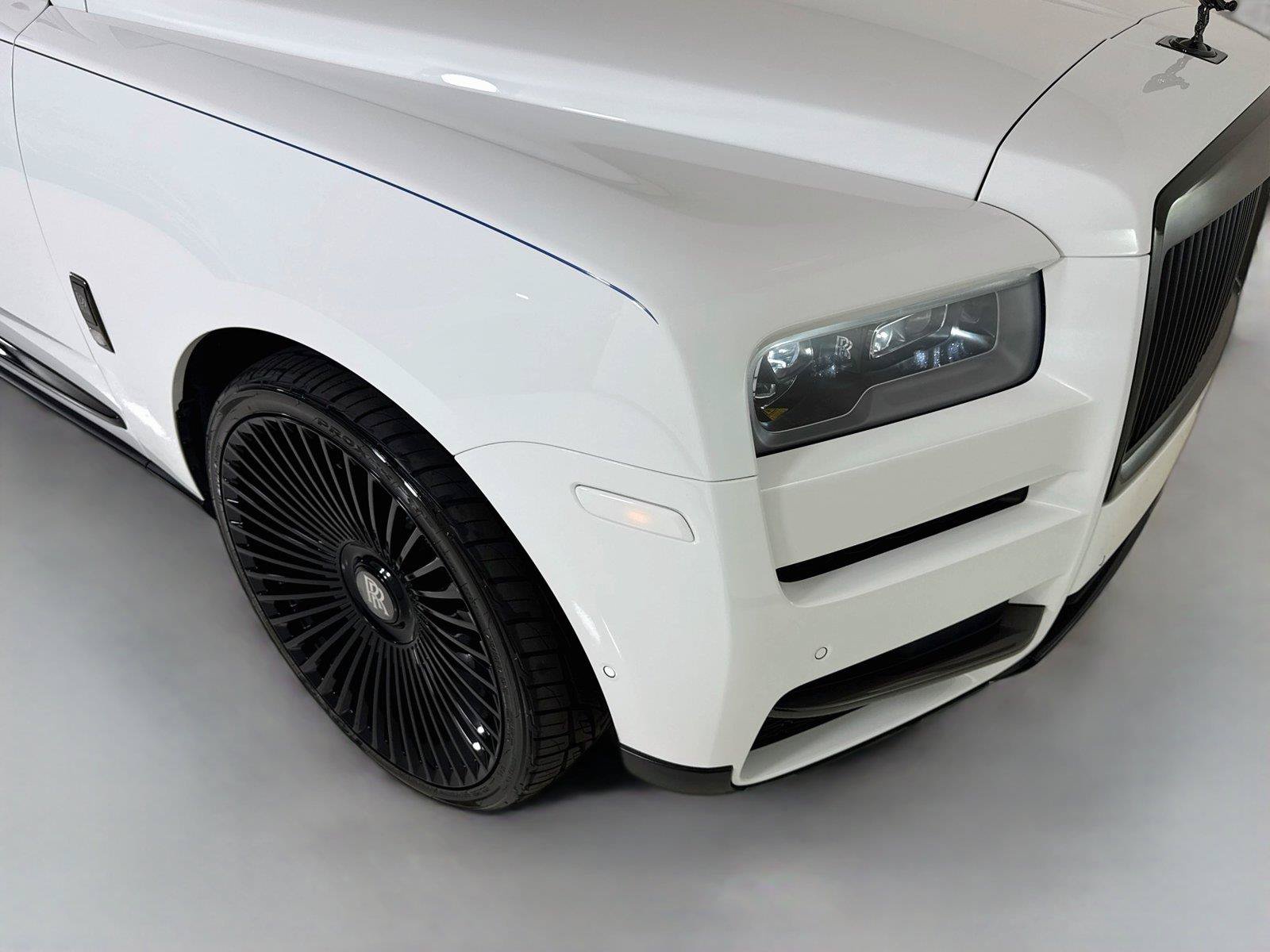 Used 2023 Rolls-Royce Cullinan Black Badge w/ Dark Exterior Package AWD/4WD image 40