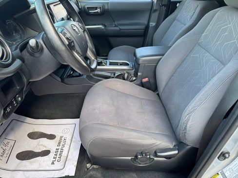 Used 2017 Toyota Tacoma TRD Sport AWD/4WD image 19