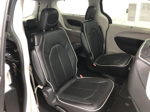 Certified 2024 Chrysler Pacifica Limited w/ Trailer Tow Group image 13