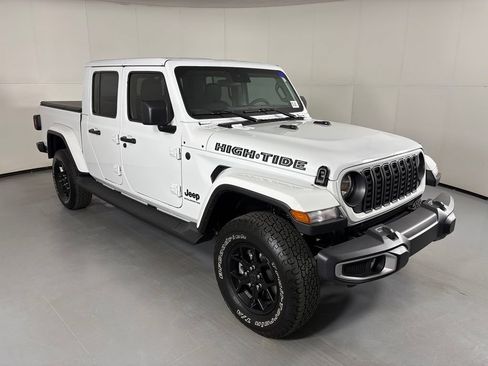 Used 2025 Jeep Gladiator Sport AWD/4WD image 2
