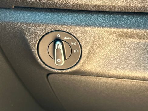 Used 2023 Volkswagen Jetta SE w/ Panoramic Sunroof Package FWD image 33