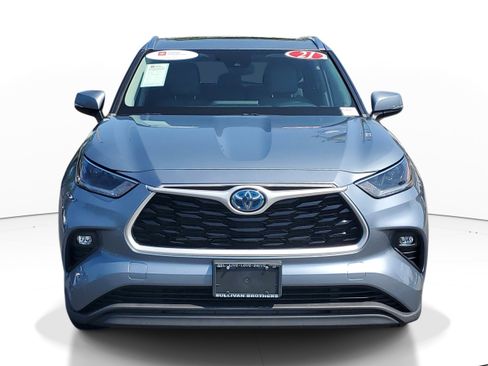 Used 2021 Toyota Highlander XLE AWD/4WD image 2