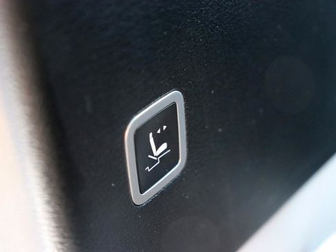 Used 2024 Chrysler Pacifica Touring-L FWD image 30