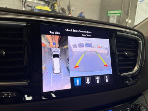 Used 2018 Chrysler Pacifica Touring-L Plus w/ Advanced Safetytec Group FWD image 21