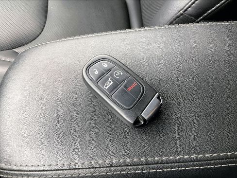 Used 2019 Jeep Cherokee Limited w/ Trailer Tow Group AWD/4WD image 12