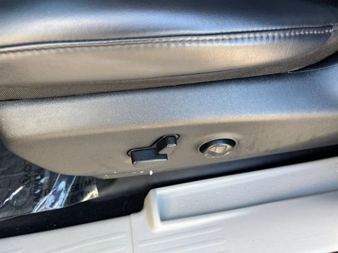 Used 2023 Chrysler Pacifica Touring-L FWD image 22