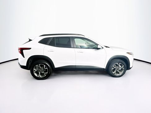 Used 2025 Chevrolet Trax LT w/ LT Convenience Package image 10