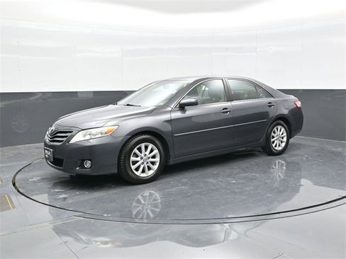 Used 2011 Toyota Camry XLE image 3