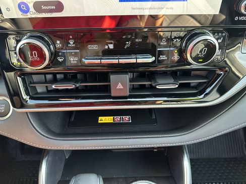 Used 2025 Toyota Highlander Platinum image 29