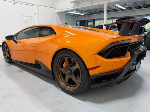 Used 2018 Lamborghini Huracan Performante AWD/4WD image 10
