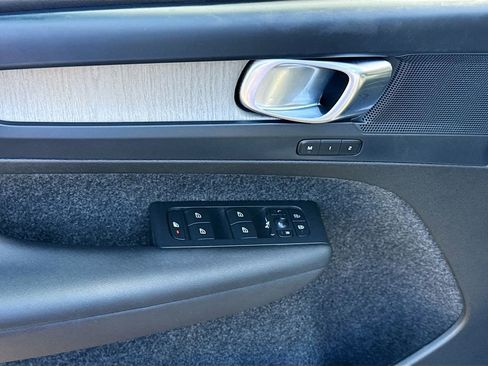 Used 2023 Volvo XC40 B5 Plus image 19