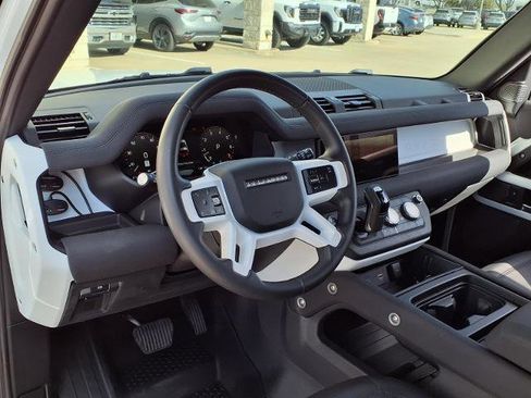 Used 2023 Land Rover Defender 90 SE image 4