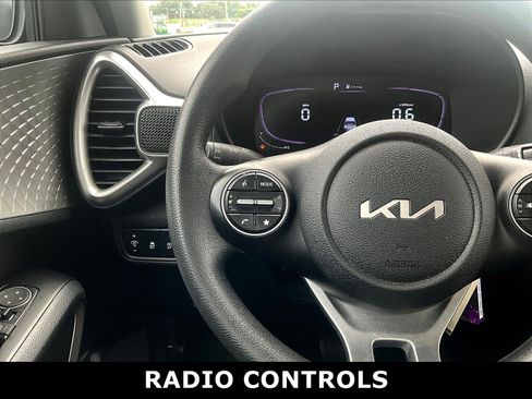 Used 2023 Kia Soul LX w/ LX Technology Package FWD image 3