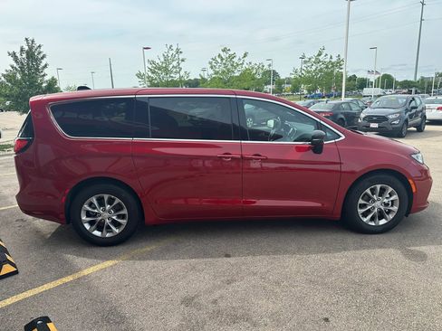 Used 2026 Chrysler Pacifica Limited FWD image 4