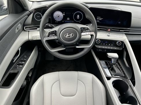 New 2025 Hyundai Elantra Limited image 4