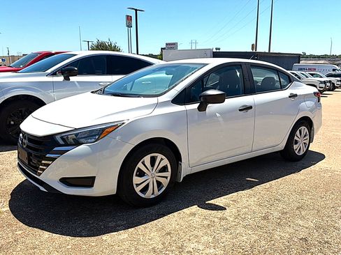 Used 2025 Nissan Versa S w/ Trunk Package FWD image 2