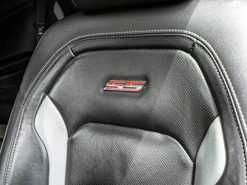 Used 2019 Chevrolet Camaro SS RWD image 8