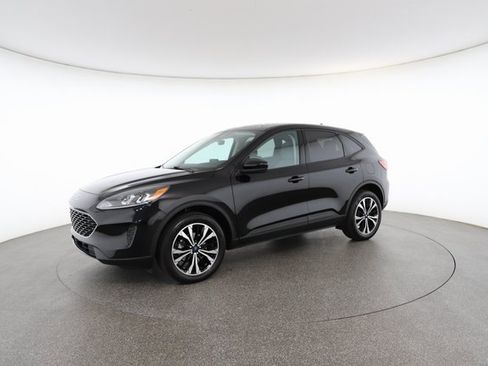 Used 2022 Ford Escape SE w/ SE Sport Appearance Package image 3