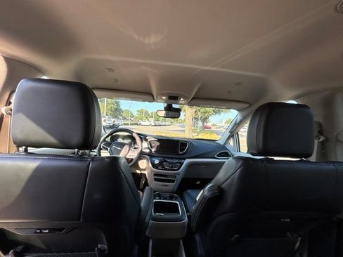 Used 2024 Chrysler Pacifica Touring-L FWD image 10