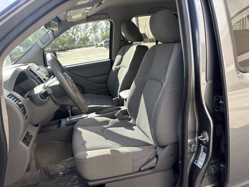 Used 2018 Nissan Frontier SV image 21