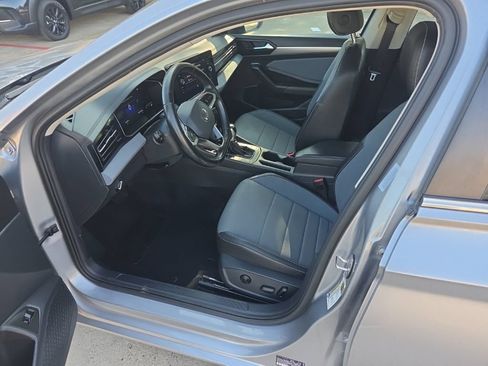 Used 2025 Volkswagen Jetta SE FWD image 4